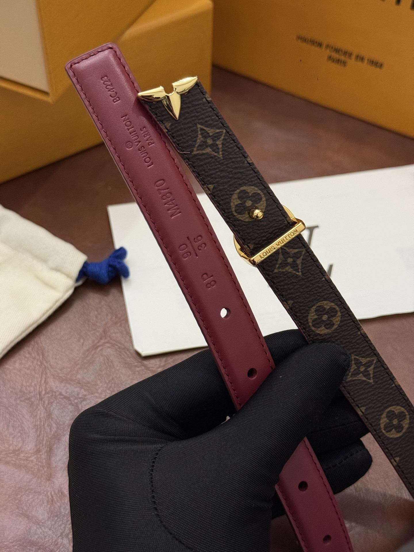 这款精致的 LV 腰带以闪耀的金色金属双饰彰显品牌精湛工艺。LV 首字母搭扣搭配精心切割的蒙娜丽莎花卉造型尾端。可翻转设
