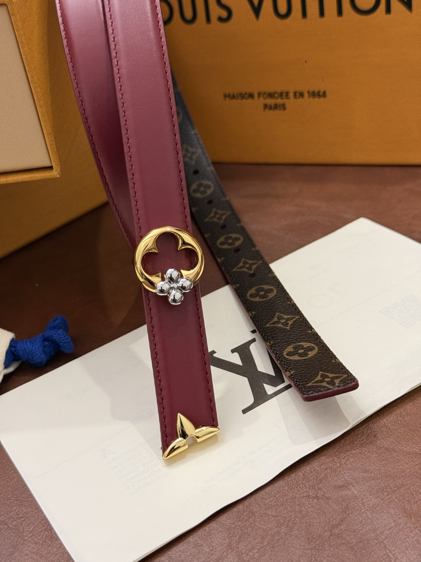 这款精致的 LV 腰带以闪耀的金色金属双饰彰显品牌精湛工艺。LV 首字母搭扣搭配精心切割的蒙娜丽莎花卉造型尾端。可翻转设