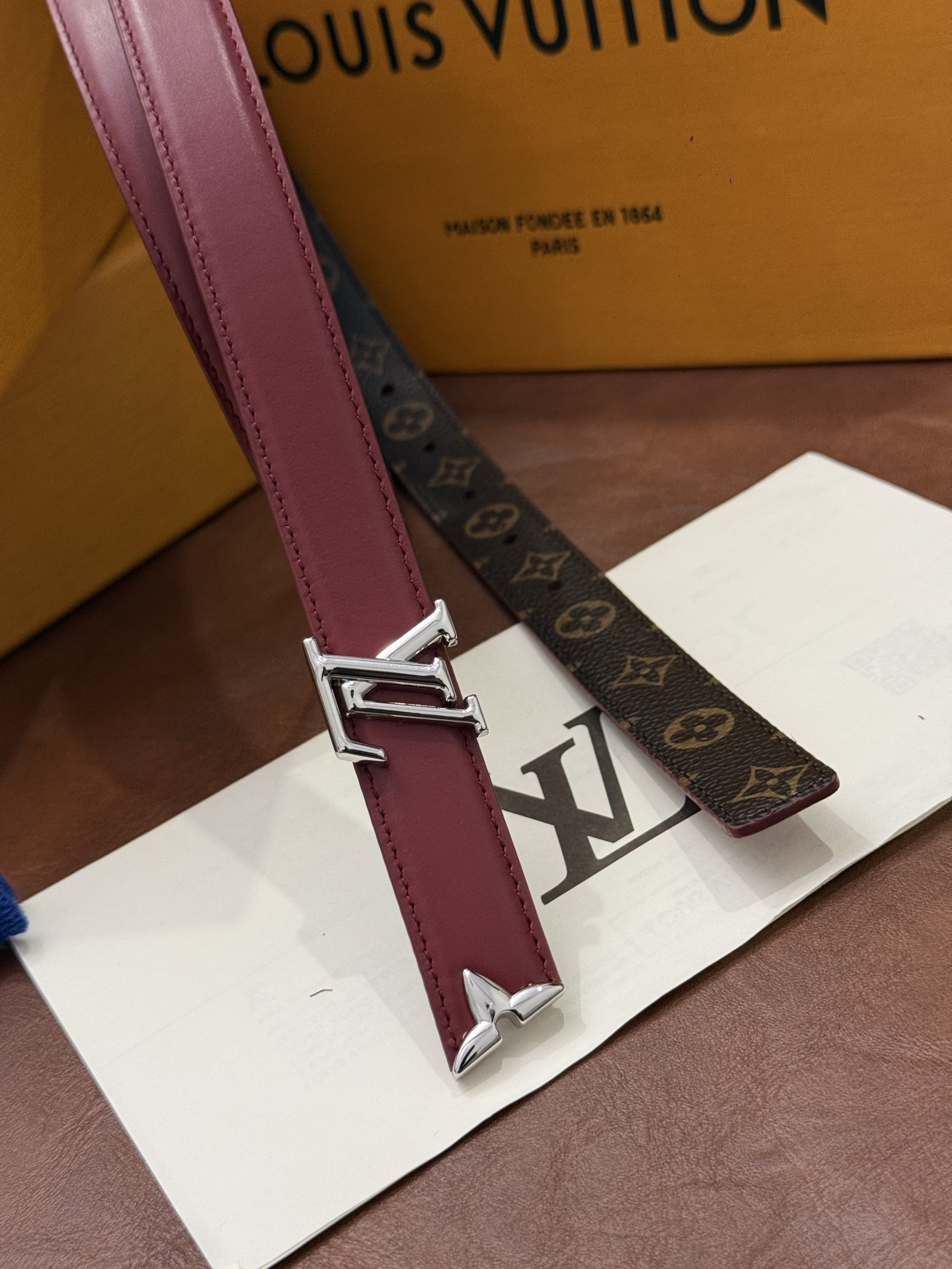 这款精致的 LV 腰带以闪耀的金色金属双饰彰显品牌精湛工艺。LV 首字母搭扣搭配精心切割的蒙娜丽莎花卉造型尾端。可翻转设