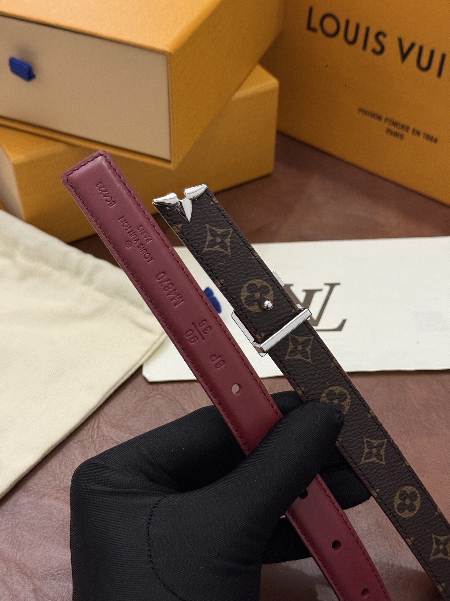 这款精致的 LV 腰带以闪耀的金色金属双饰彰显品牌精湛工艺。LV 首字母搭扣搭配精心切割的蒙娜丽莎花卉造型尾端。可翻转设