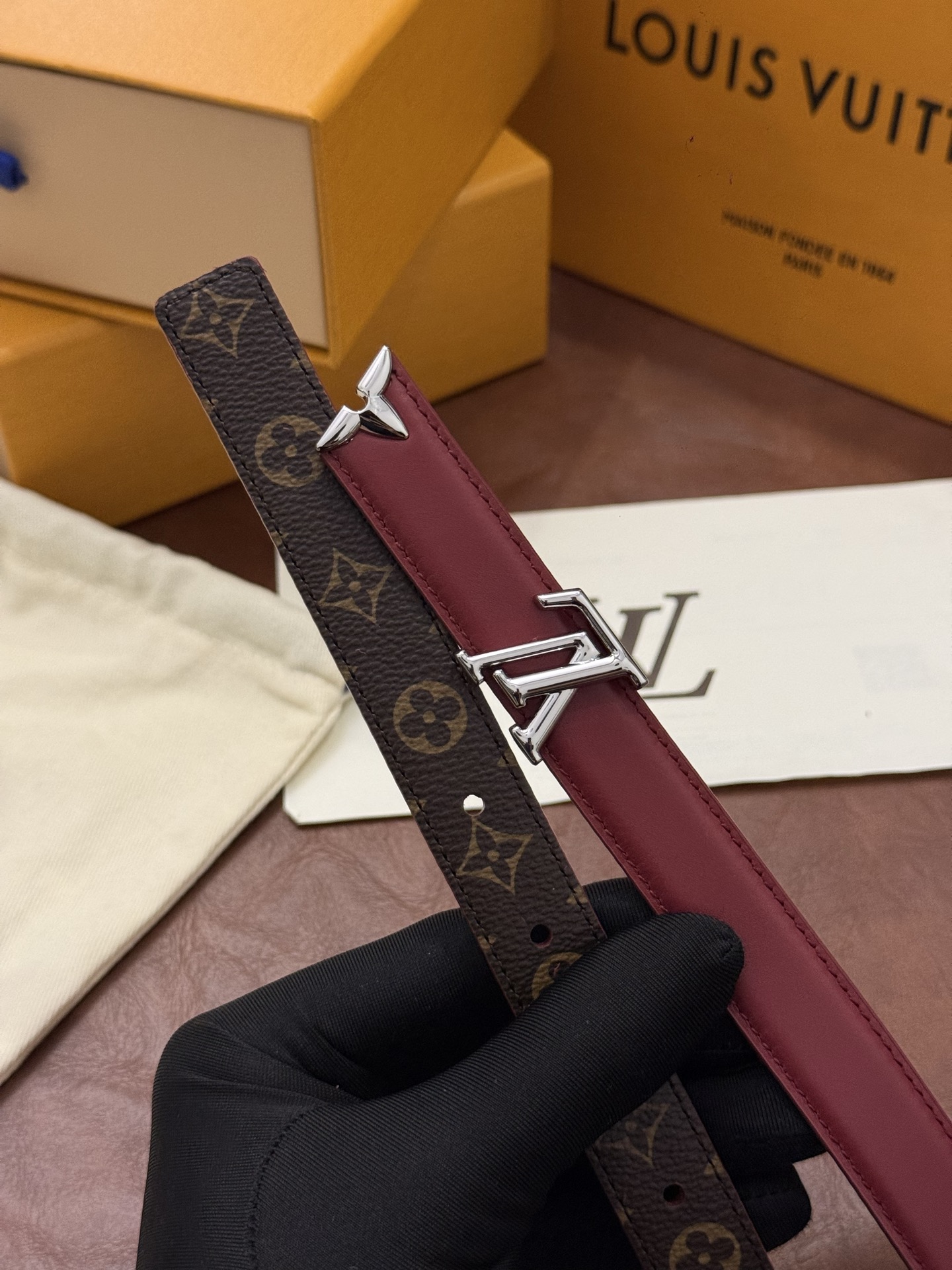 这款精致的 LV 腰带以闪耀的金色金属双饰彰显品牌精湛工艺。LV 首字母搭扣搭配精心切割的蒙娜丽莎花卉造型尾端。可翻转设