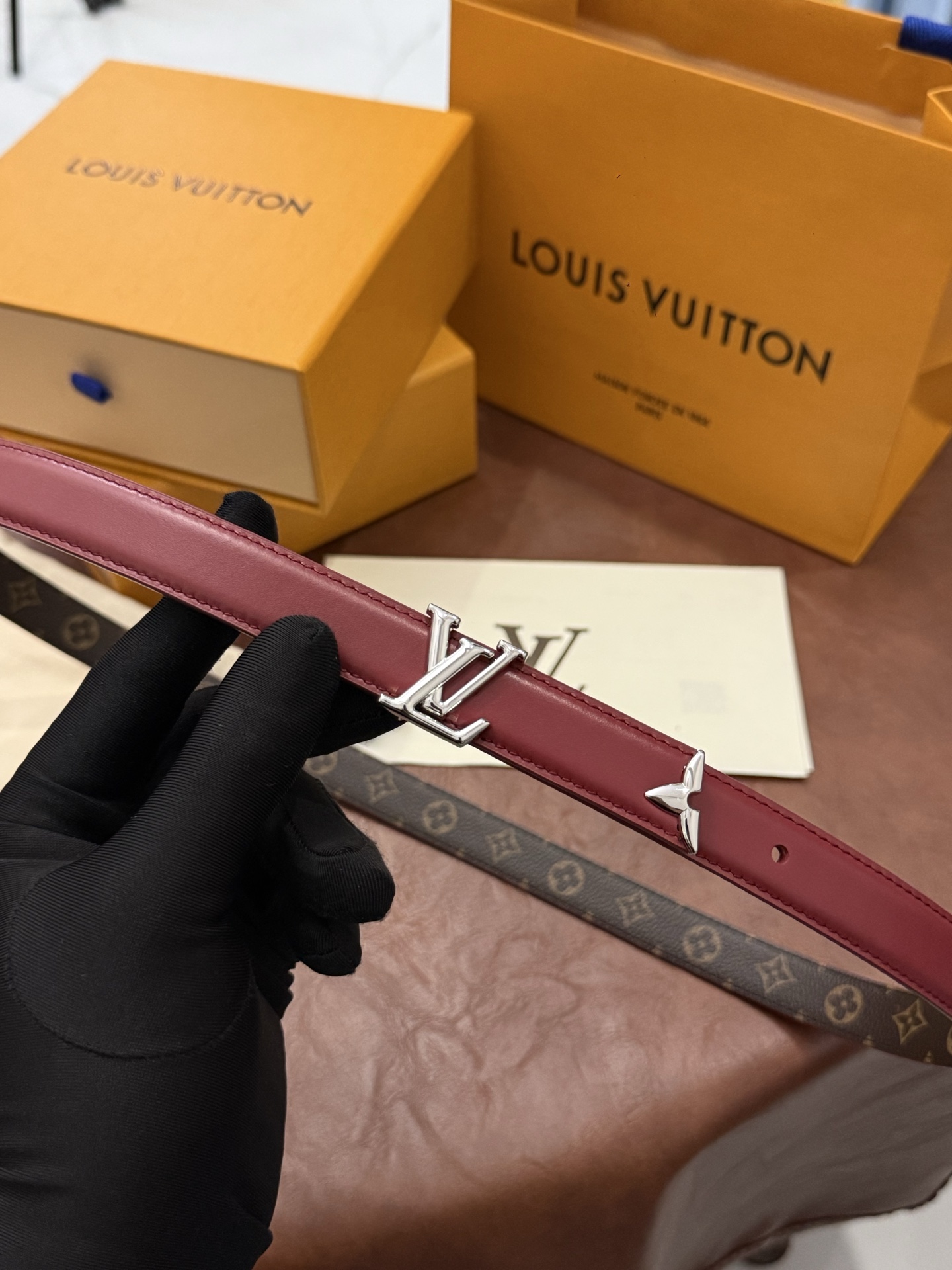 这款精致的 LV 腰带以闪耀的金色金属双饰彰显品牌精湛工艺。LV 首字母搭扣搭配精心切割的蒙娜丽莎花卉造型尾端。可翻转设