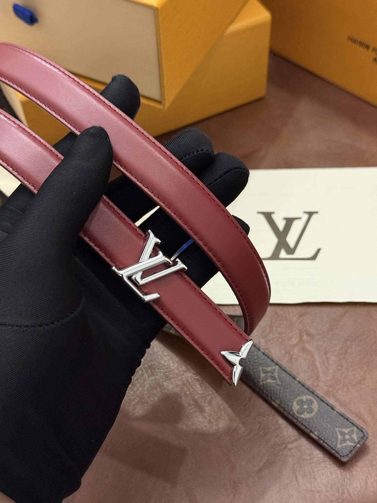 这款精致的 LV 腰带以闪耀的金色金属双饰彰显品牌精湛工艺。LV 首字母搭扣搭配精心切割的蒙娜丽莎花卉造型尾端。可翻转设
