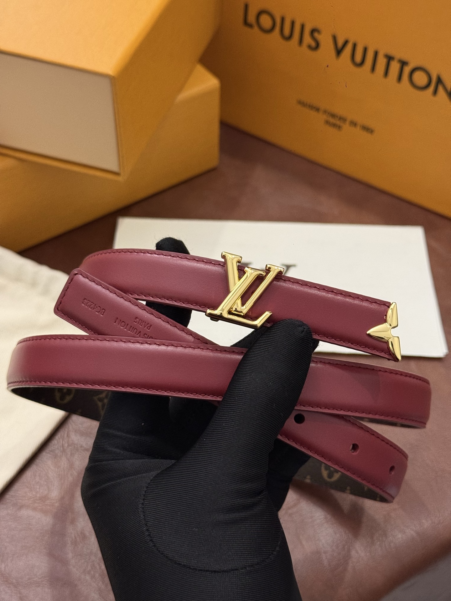 这款精致的 LV 腰带以闪耀的金色金属双饰彰显品牌精湛工艺。LV 首字母搭扣搭配精心切割的蒙娜丽莎花卉造型尾端。可翻转设 这款精致的 LV 腰带以闪耀的金色金属双饰彰显品牌精湛工艺。LV 首字母搭扣搭配精心切割的蒙娜丽莎花卉造型尾端。可翻转设