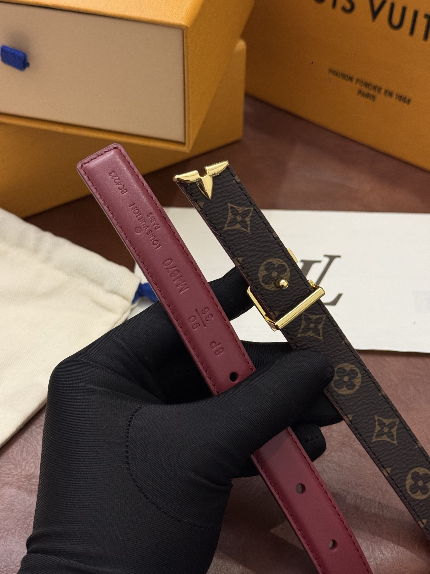 这款精致的 LV 腰带以闪耀的金色金属双饰彰显品牌精湛工艺。LV 首字母搭扣搭配精心切割的蒙娜丽莎花卉造型尾端。可翻转设