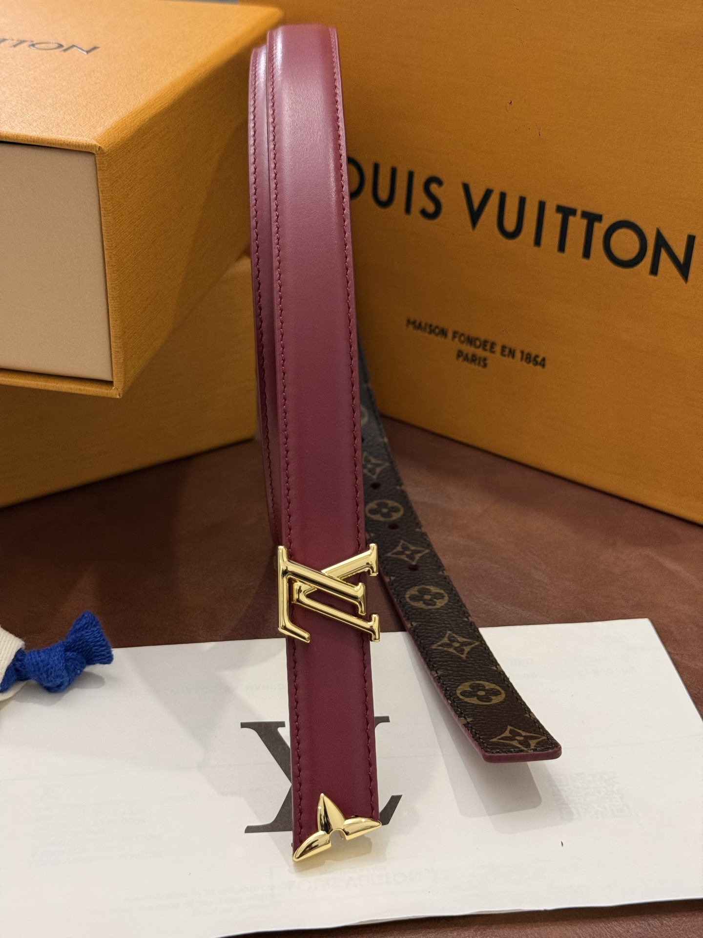 这款精致的 LV 腰带以闪耀的金色金属双饰彰显品牌精湛工艺。LV 首字母搭扣搭配精心切割的蒙娜丽莎花卉造型尾端。可翻转设