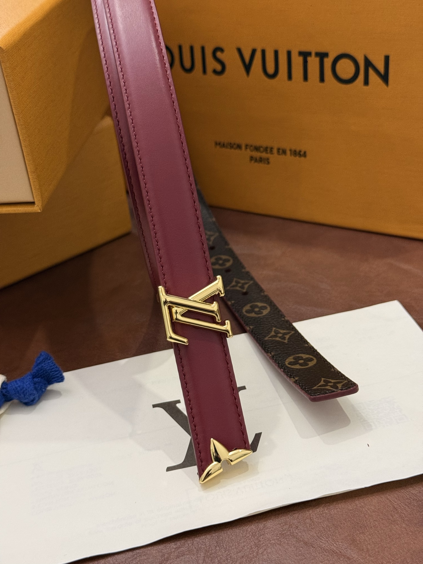 这款精致的 LV 腰带以闪耀的金色金属双饰彰显品牌精湛工艺。LV 首字母搭扣搭配精心切割的蒙娜丽莎花卉造型尾端。可翻转设