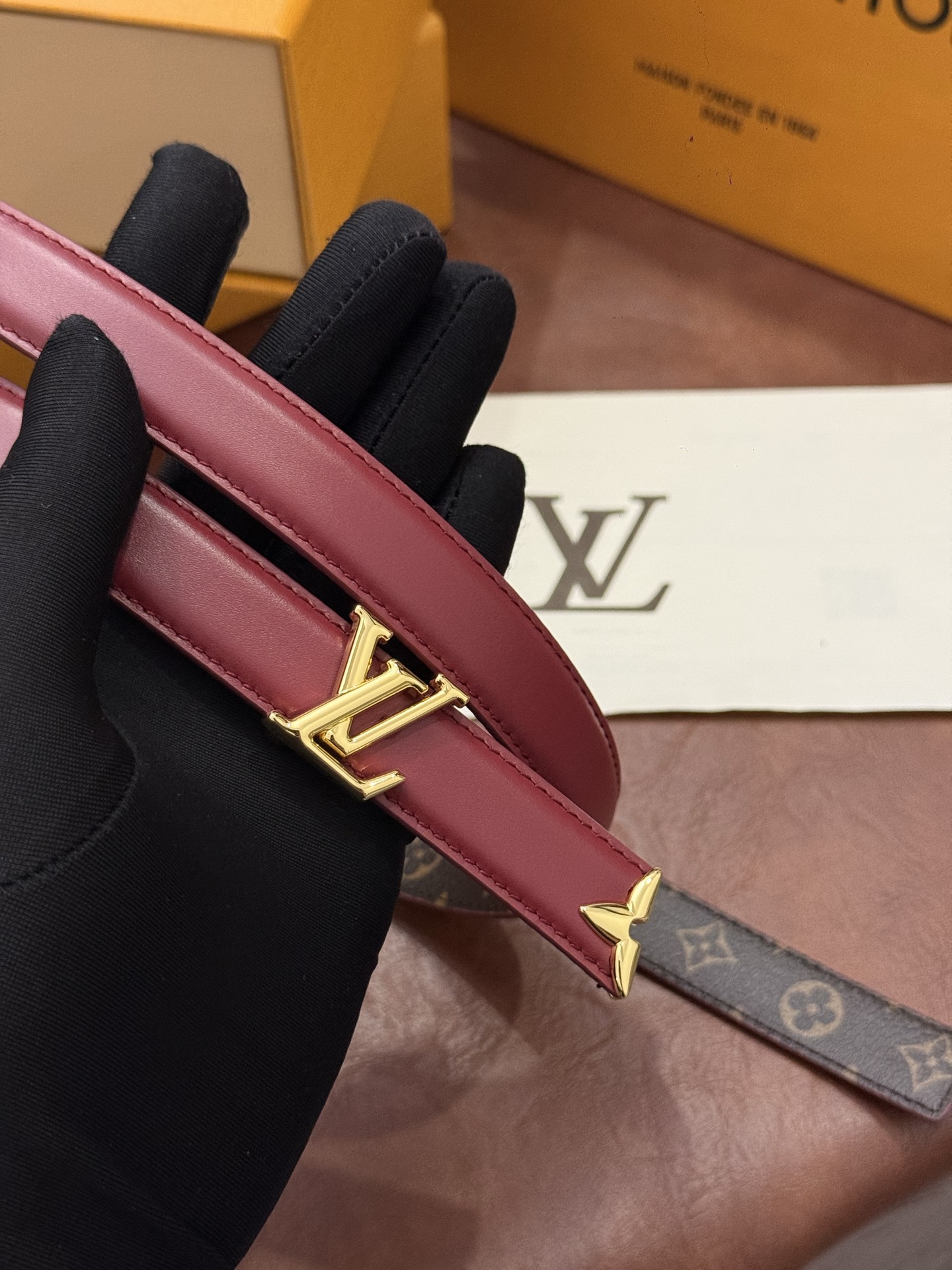 这款精致的 LV 腰带以闪耀的金色金属双饰彰显品牌精湛工艺。LV 首字母搭扣搭配精心切割的蒙娜丽莎花卉造型尾端。可翻转设