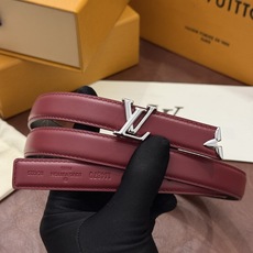 这款精致的 LV 腰带以闪耀的金色金属双饰彰显品牌精湛工艺。LV 首字母搭扣搭配精心切割的蒙娜丽莎花卉造型尾端。可翻转设 这款精致的 LV 腰带以闪耀的金色金属双饰彰显品牌精湛工艺。LV 首字母搭扣搭配精心切割的蒙娜丽莎花卉造型尾端。可翻转设