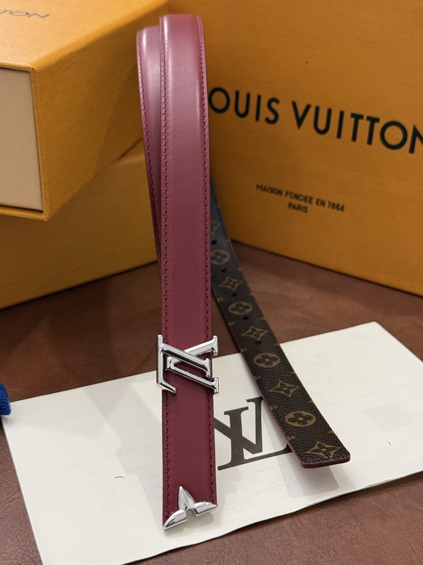 这款精致的 LV 腰带以闪耀的金色金属双饰彰显品牌精湛工艺。LV 首字母搭扣搭配精心切割的蒙娜丽莎花卉造型尾端。可翻转设
