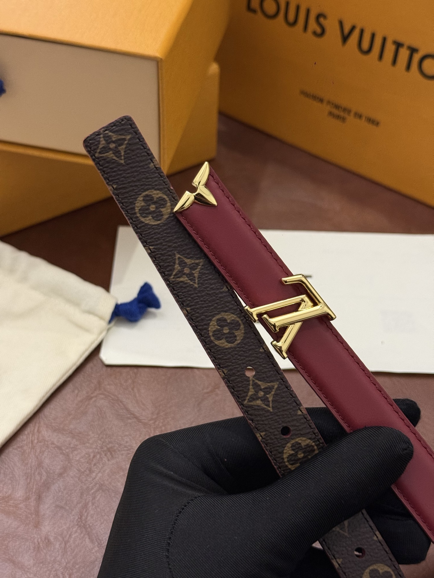 这款精致的 LV 腰带以闪耀的金色金属双饰彰显品牌精湛工艺。LV 首字母搭扣搭配精心切割的蒙娜丽莎花卉造型尾端。可翻转设