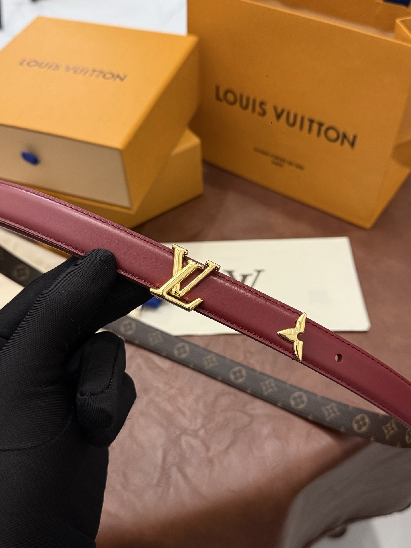 这款精致的 LV 腰带以闪耀的金色金属双饰彰显品牌精湛工艺。LV 首字母搭扣搭配精心切割的蒙娜丽莎花卉造型尾端。可翻转设