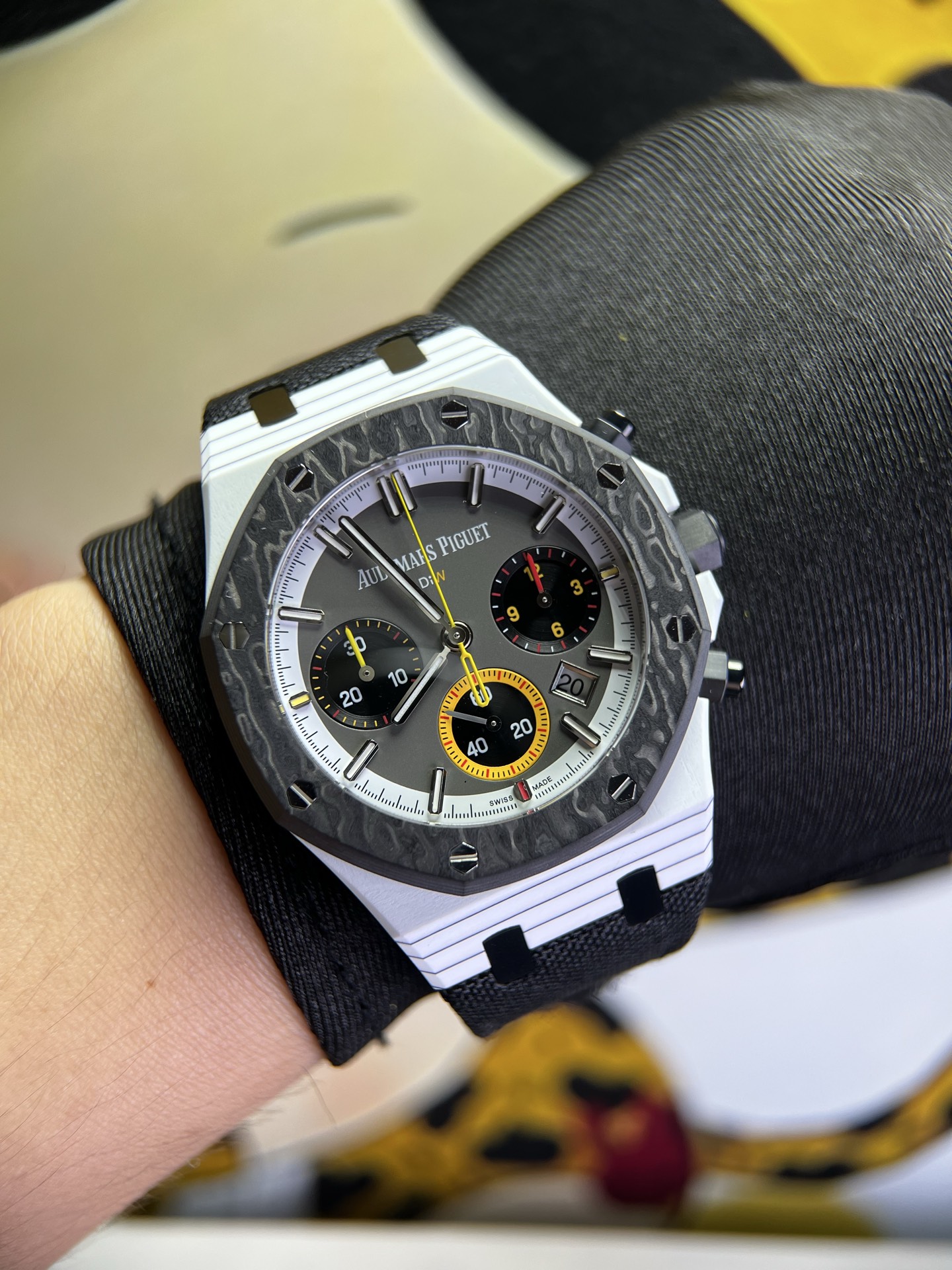 NO:945507,Diw specially creates the lightest Audemars Piguet Royal Oak chronograph in history for the Audemars Piguet Ref. 26240 series. It has an exquisite white quartz fiber case and a black NTT carbon fiber bezel. The movement is specially customized with a DiW automatic rotor. It is specially designed for personalization and speed and passion!  ,,audemars19860909Diw 专为爱彼Ref.26240系列打造有史以来最轻的爱彼皇家橡树计时码表,精美的白色石英纤维表壳,搭配黑色NTT碳纤维表圈.机芯特别定制DiW自动陀 专为个性化设计,专为速度与激情而设计！,,audemars,Watch
