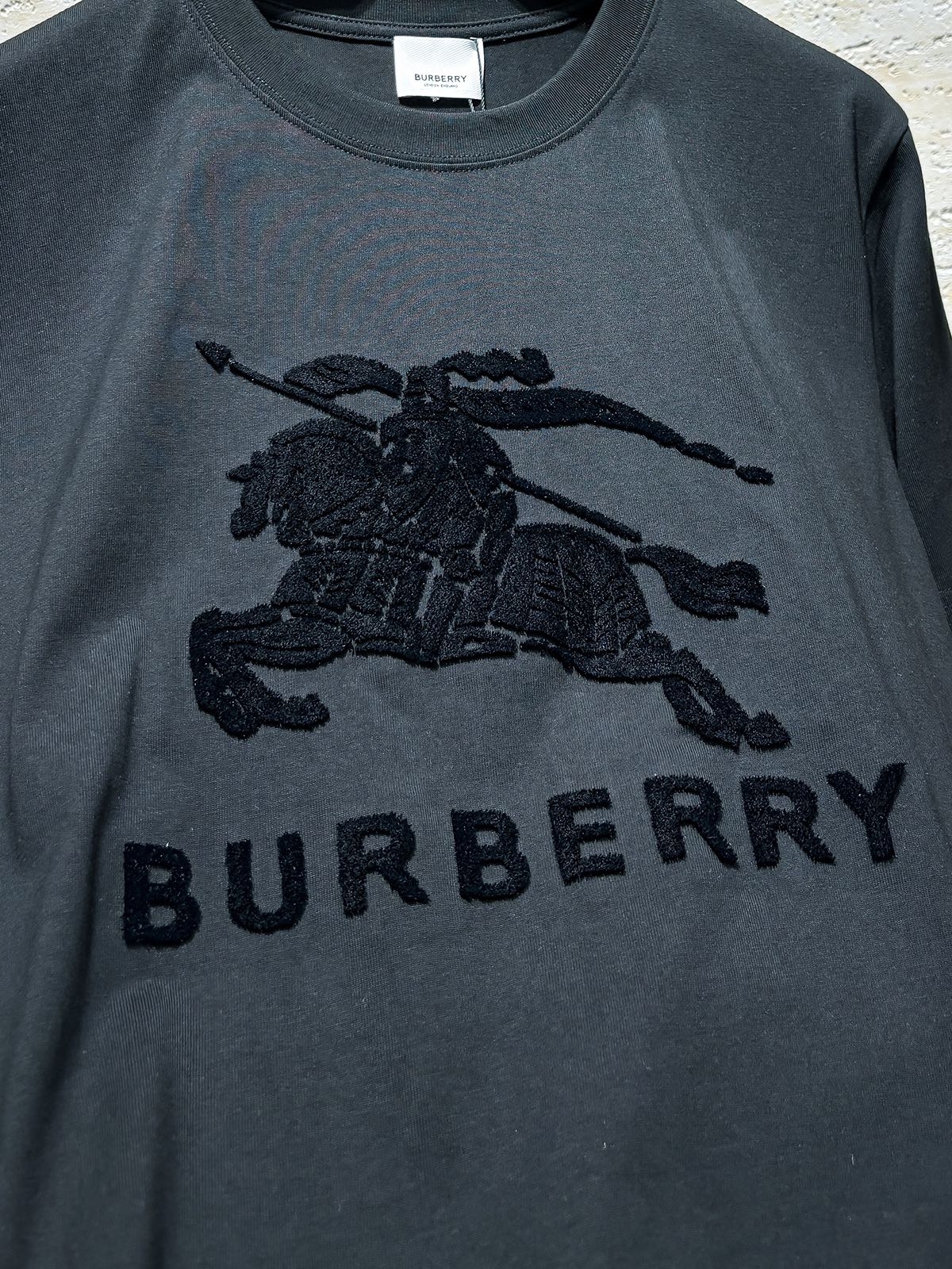 新品2024SS春夏Bur*erry男士战马植绒圆领短袖T恤魅力在于创造了精简的时尚感,无多余的花里胡哨