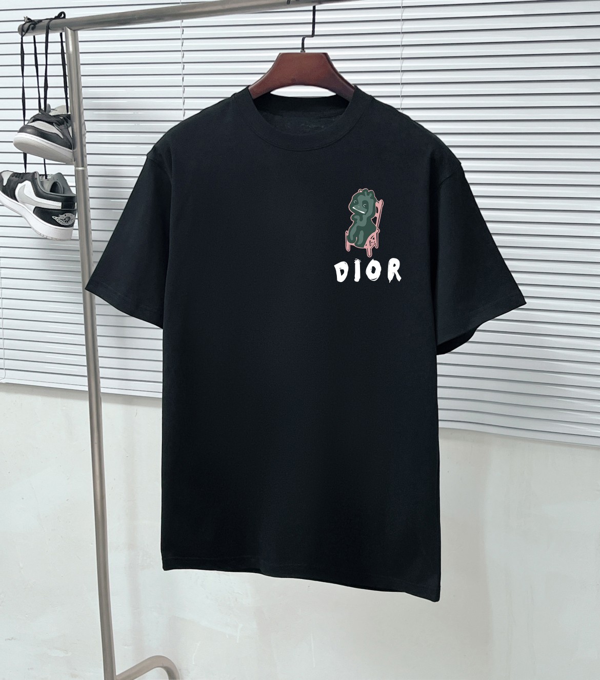 El maestro de DIO Dior 24ss diseñó personalmente la nueva camiseta de manga corta con cuello redondo y impresión direct…