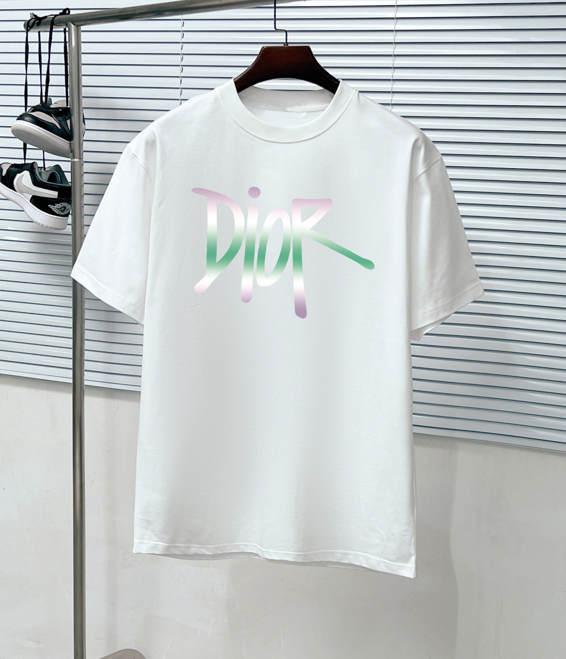 El maestro de DIO Dior 24ss diseñó personalmente la moderna camiseta de manga corta con cuello redondo y estampado dire…