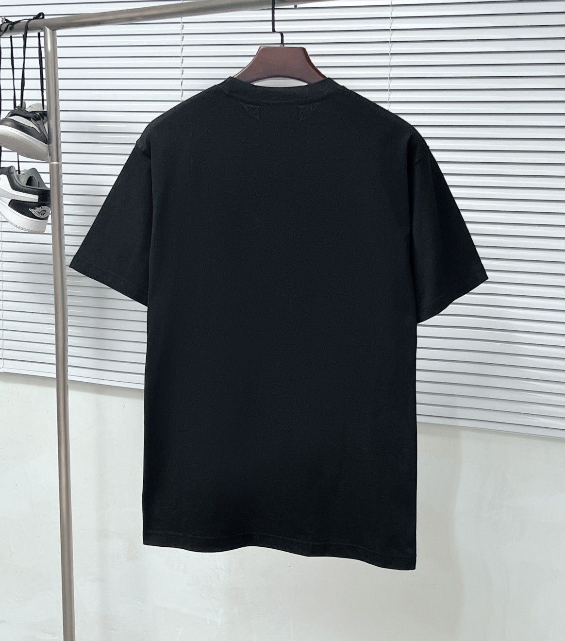 🛒购物价：88💰[原标包装吊牌齐全.260克高克重纯棉面料]品质保证质量十分不错回头客巨多.
GUC古家 24ss 大师亲手设计潮牌新品印花圆领短袖T恤 
春夏最新砖柜同步 OS落肩版型 280克重全棉 时尚又个性  超级百搭好看的一款                
男女都非常合适  人手必备款 
吊牌 领标 水洗麦 三标齐全

颜色:  杏色 黑色