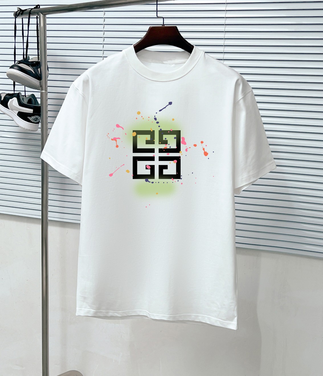 El maestro de GIV Givenchy 24ss diseñó personalmente la nueva y moderna camiseta de manga corta con cuello redondo esta…