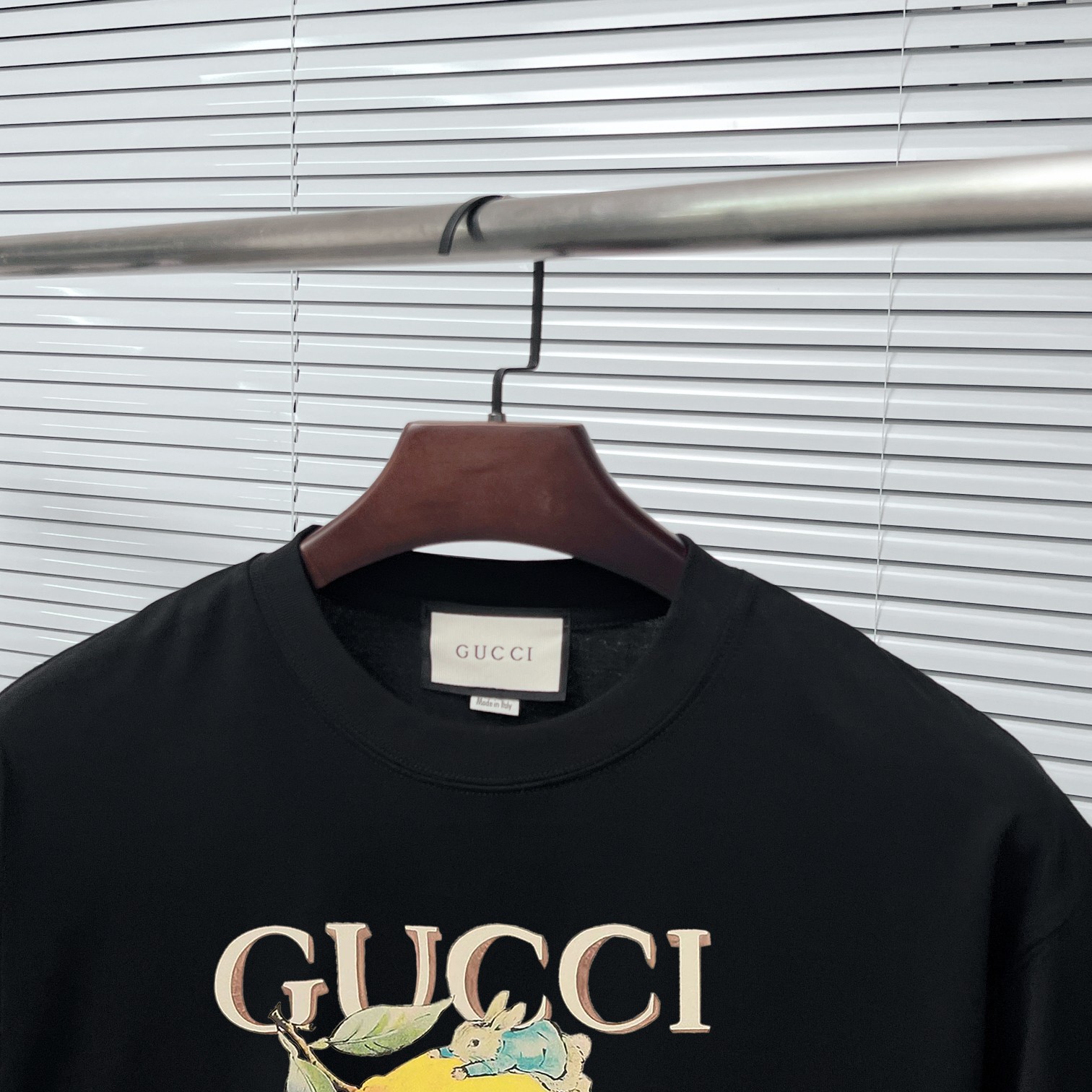 🛒购物价：88💰[原标包装吊牌齐全.260克高克重纯棉面料]品质保证质量十分不错回头客巨多.
GUC古家 24ss 大师亲手设计潮牌新品印花圆领短袖T恤 
春夏最新砖柜同步 OS落肩版型 280克重全棉 时尚又个性  超级百搭好看的一款                
男女都非常合适  人手必备款 
吊牌 领标 水洗麦 三标齐全

颜色:  杏色 黑色