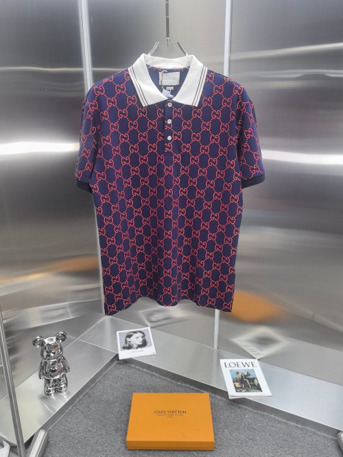 Polo Gucci imprimé intégral Double G en coton piqué bleu et rouge 1 Polo Gucci imprimé intégral Double G en coton piqué bleu et rouge