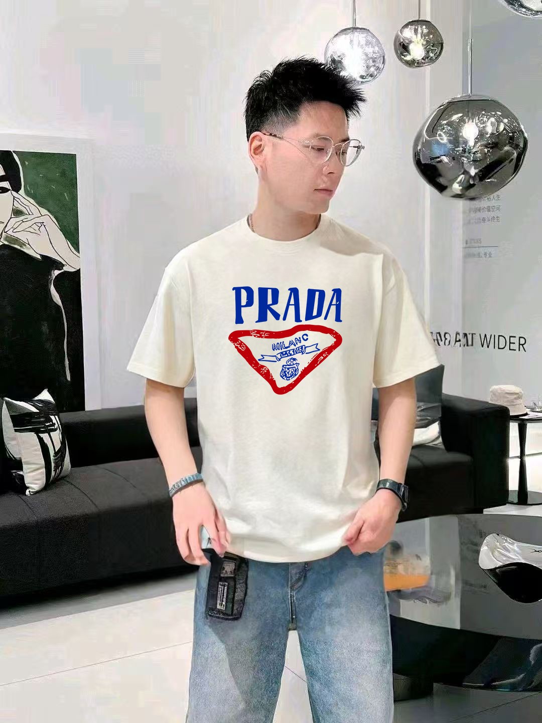 تي شيرت Prada قطن 100% بطبعة شعار العلامة التجارية، تصميم عصري ومريح