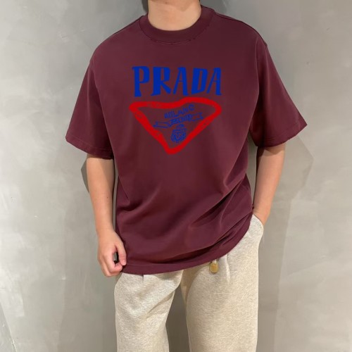 T-shirt Prada Imprimé Logo Coton Oversize - Collection Printemps/Été 2025 1 T-shirt Prada Imprimé Logo Coton Oversize - Collection Printemps/Été 2025