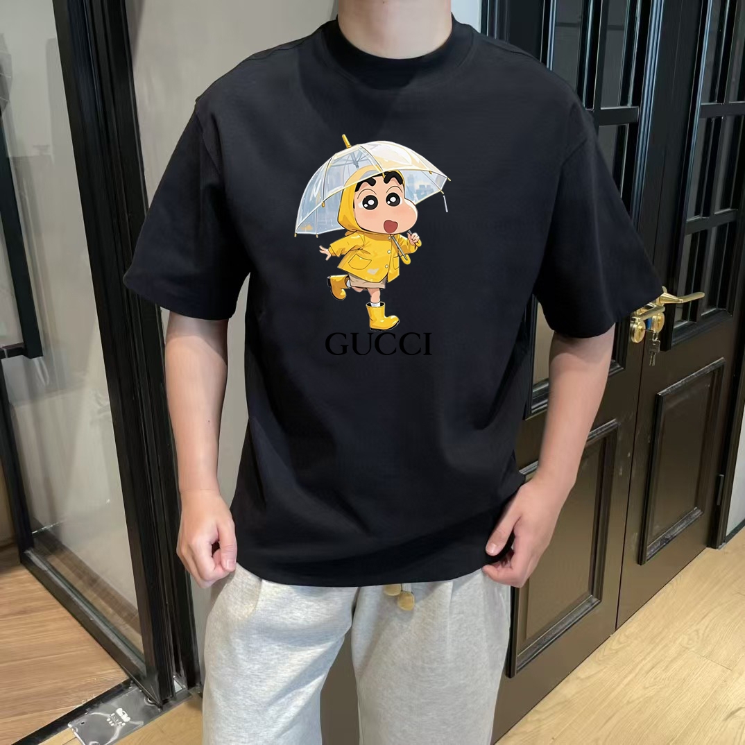 Gucci Camiseta de Manga Corta con Estampado de Shin Chan para Hombre y Mujer