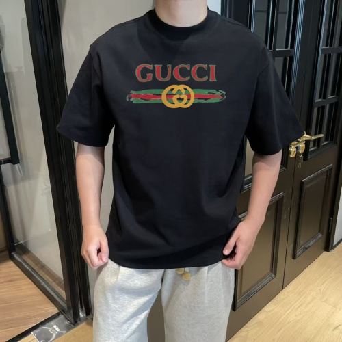 تي شيرت Gucci أسود مطبوع عليه شعار العلامة التجارية، تصميم عصري ومريح 1 تي شيرت Gucci أسود مطبوع عليه شعار العلامة التجارية، تصميم عصري ومريح