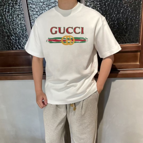 Gucci T-shirt Imprimé Logo Oversize en Coton pour Homme et Femme 1 Gucci T-shirt Imprimé Logo Oversize en Coton pour Homme et Femme
