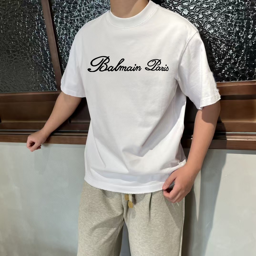 P75  BALEN巴黎 25ss 大师亲手设计潮牌新品印花圆领短袖T恤 

春夏最新砖柜同步 OS落肩版型 300克重全棉 时尚又个性  超级百搭好看的一款                
男女都非常合适  人手必备款 
吊牌 领标 水洗麦 三标齐全

颜色:  白色 黑色 红色 灰色 藏青色 杏色 安哥拉红色 棕色 天蓝色

尺码 XS-L