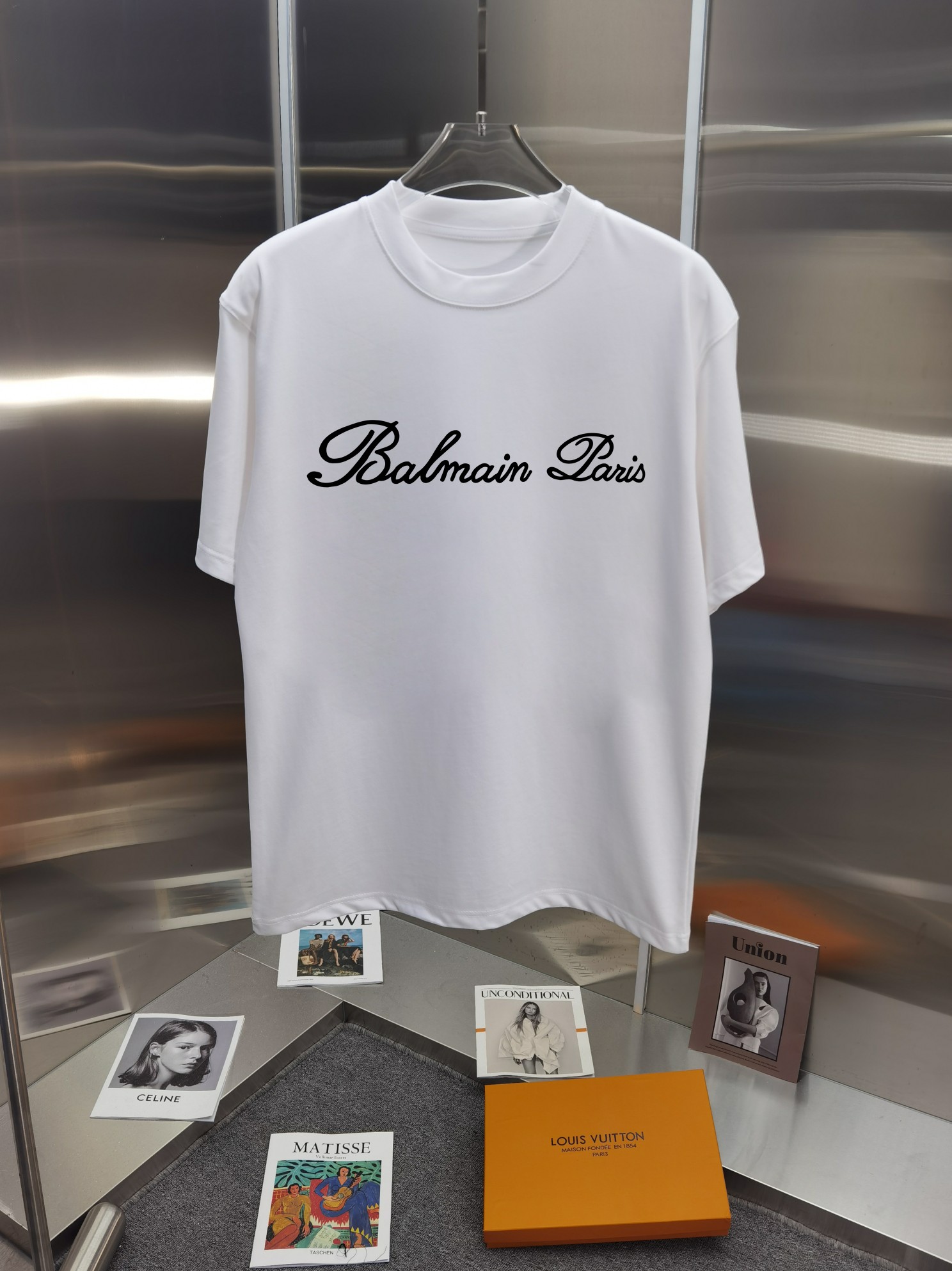 P75  BALEN巴黎 25ss 大师亲手设计潮牌新品印花圆领短袖T恤 

春夏最新砖柜同步 OS落肩版型 300克重全棉 时尚又个性  超级百搭好看的一款                
男女都非常合适  人手必备款 
吊牌 领标 水洗麦 三标齐全

颜色:  白色 黑色 红色 灰色 藏青色 杏色 安哥拉红色 棕色 天蓝色

尺码 XS-L