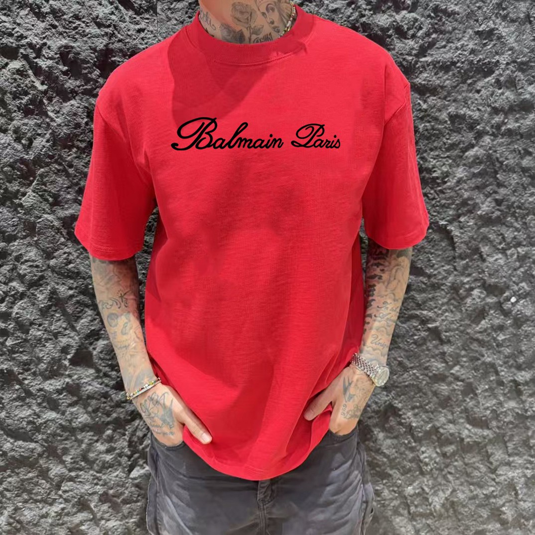 P75  BALEN巴黎 25ss 大师亲手设计潮牌新品印花圆领短袖T恤 

春夏最新砖柜同步 OS落肩版型 300克重全棉 时尚又个性  超级百搭好看的一款                
男女都非常合适  人手必备款 
吊牌 领标 水洗麦 三标齐全

颜色:  白色 黑色 红色 灰色 藏青色 杏色 安哥拉红色 棕色 天蓝色

尺码 XS-L