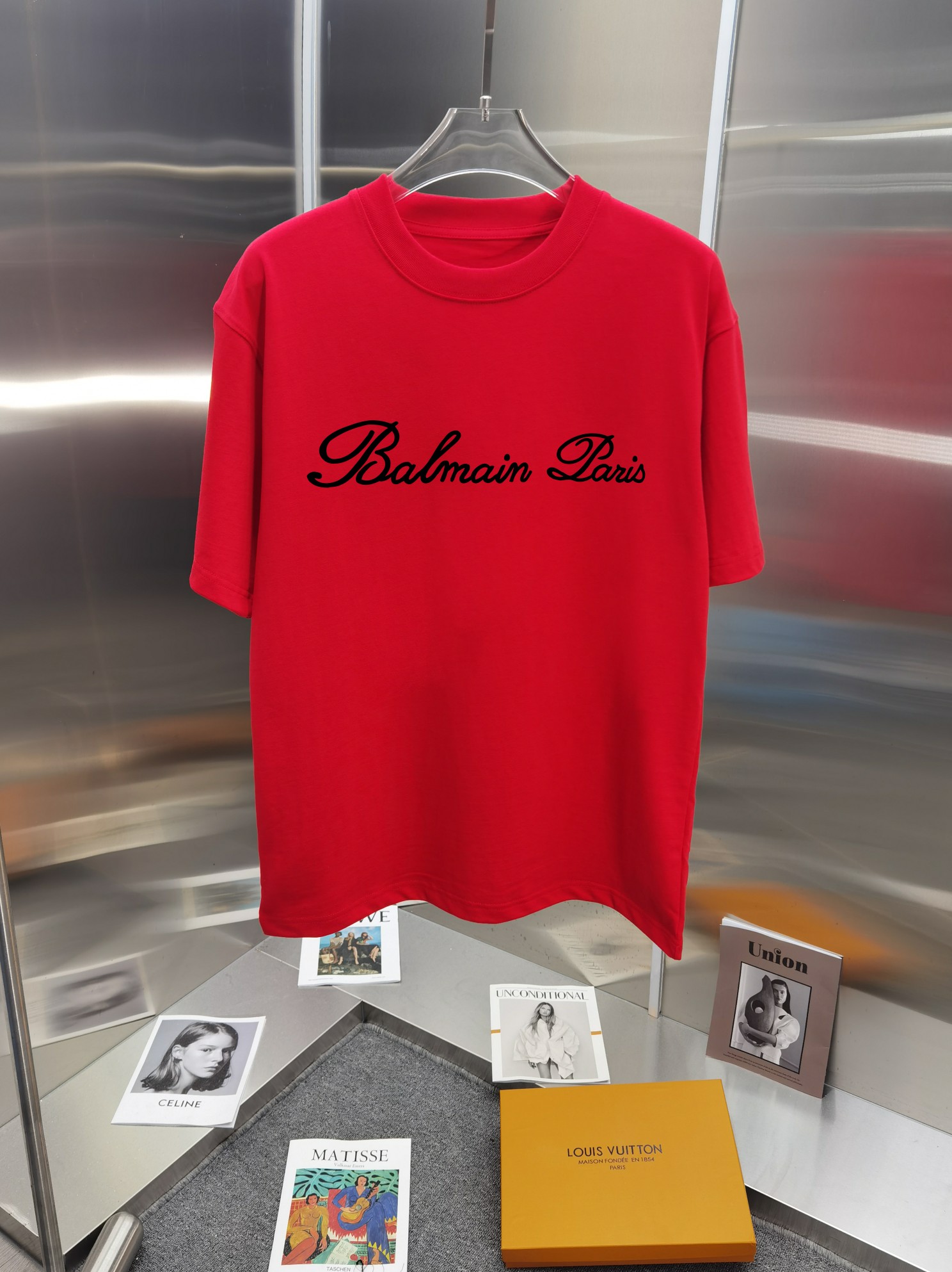 P75  BALEN巴黎 25ss 大师亲手设计潮牌新品印花圆领短袖T恤 

春夏最新砖柜同步 OS落肩版型 300克重全棉 时尚又个性  超级百搭好看的一款                
男女都非常合适  人手必备款 
吊牌 领标 水洗麦 三标齐全

颜色:  白色 黑色 红色 灰色 藏青色 杏色 安哥拉红色 棕色 天蓝色

尺码 XS-L