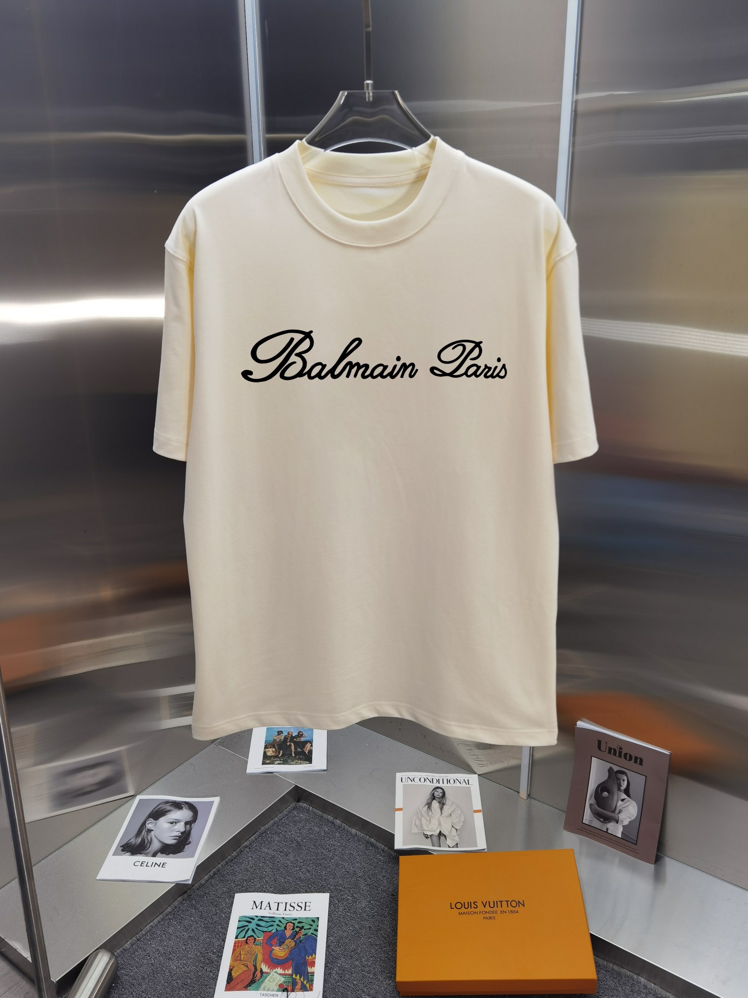 P75  BALEN巴黎 25ss 大师亲手设计潮牌新品印花圆领短袖T恤 

春夏最新砖柜同步 OS落肩版型 300克重全棉 时尚又个性  超级百搭好看的一款                
男女都非常合适  人手必备款 
吊牌 领标 水洗麦 三标齐全

颜色:  白色 黑色 红色 灰色 藏青色 杏色 安哥拉红色 棕色 天蓝色

尺码 XS-L