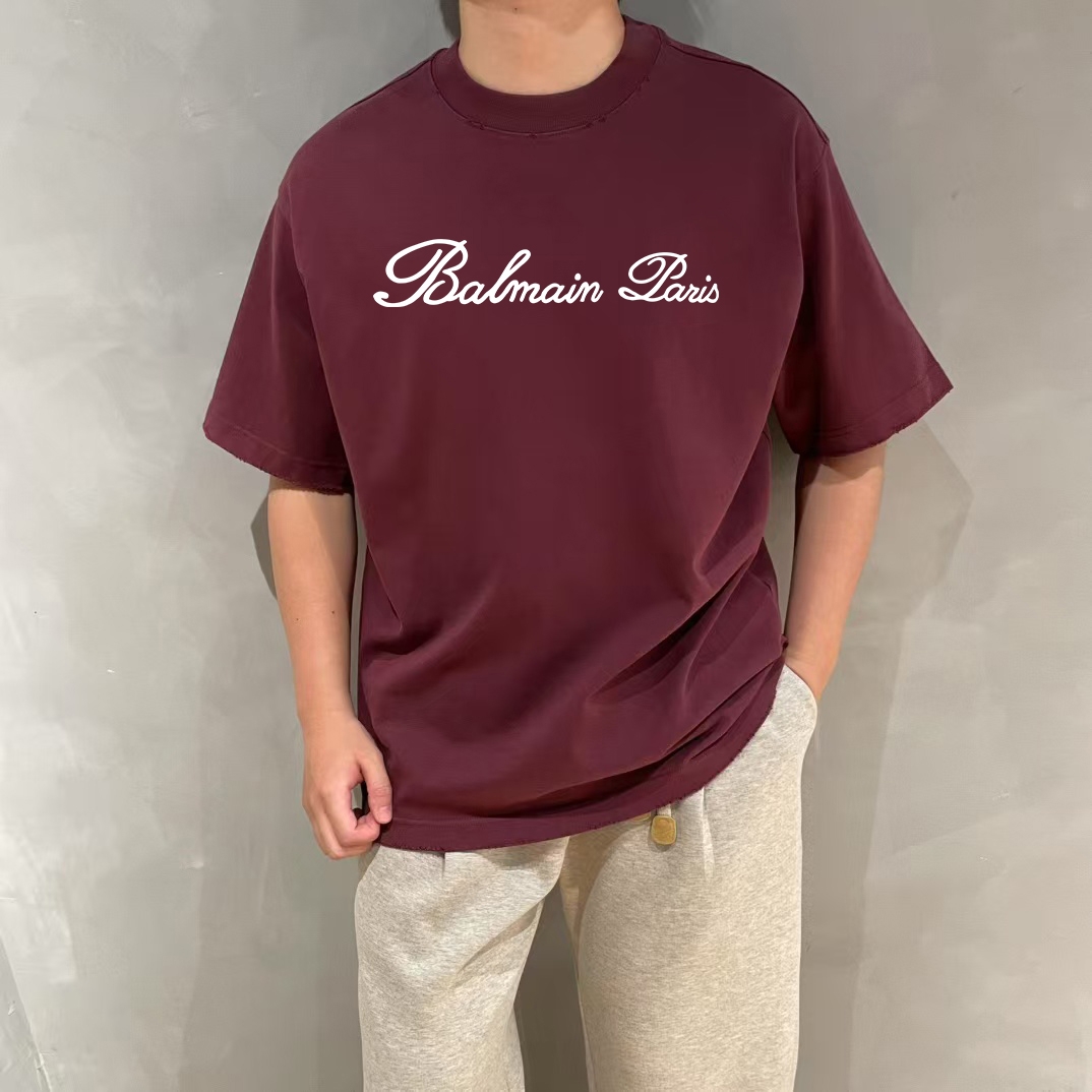 P75  BALEN巴黎 25ss 大师亲手设计潮牌新品印花圆领短袖T恤 

春夏最新砖柜同步 OS落肩版型 300克重全棉 时尚又个性  超级百搭好看的一款                
男女都非常合适  人手必备款 
吊牌 领标 水洗麦 三标齐全

颜色:  白色 黑色 红色 灰色 藏青色 杏色 安哥拉红色 棕色 天蓝色

尺码 XS-L