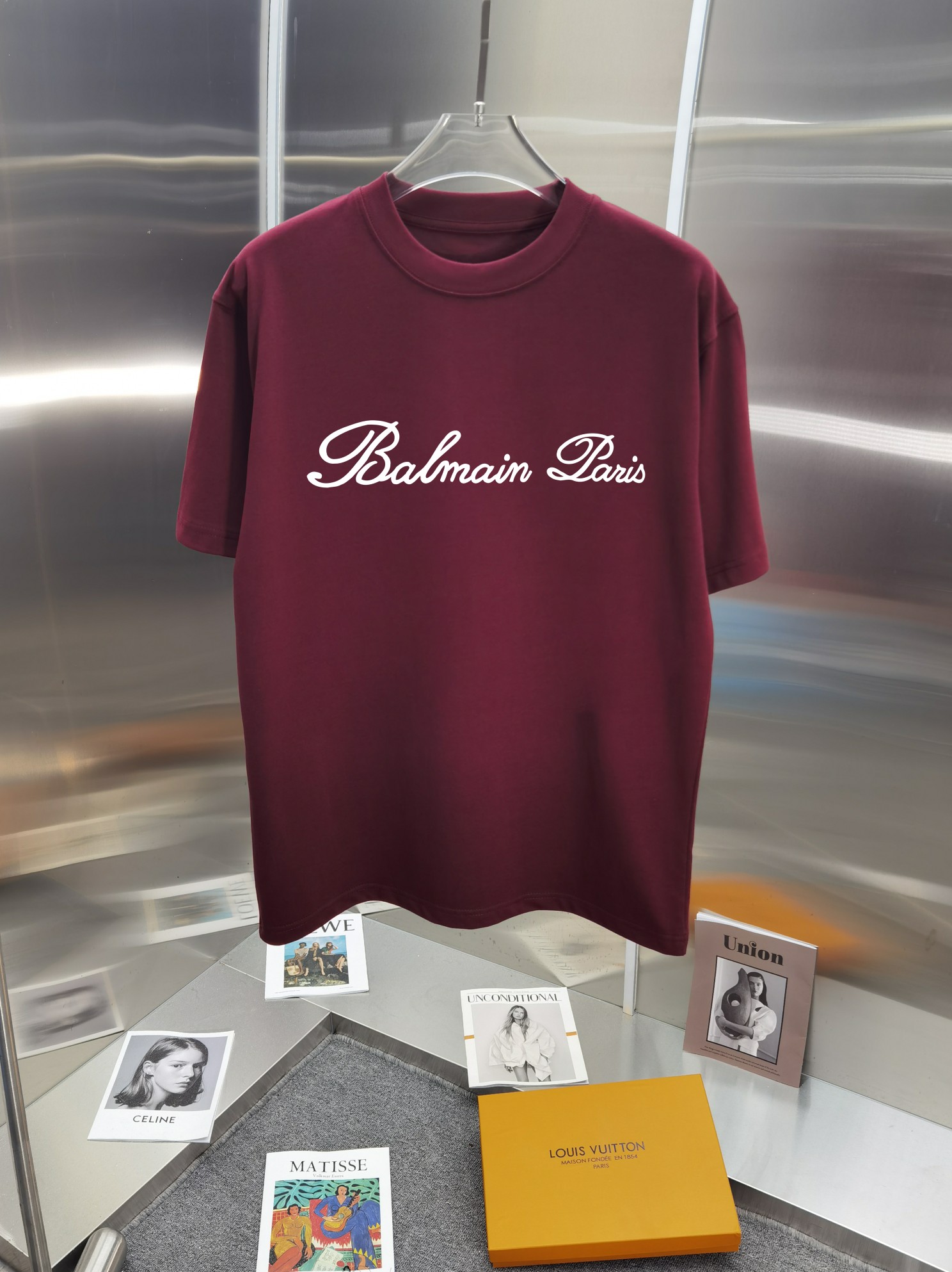 P75  BALEN巴黎 25ss 大师亲手设计潮牌新品印花圆领短袖T恤 

春夏最新砖柜同步 OS落肩版型 300克重全棉 时尚又个性  超级百搭好看的一款                
男女都非常合适  人手必备款 
吊牌 领标 水洗麦 三标齐全

颜色:  白色 黑色 红色 灰色 藏青色 杏色 安哥拉红色 棕色 天蓝色

尺码 XS-L