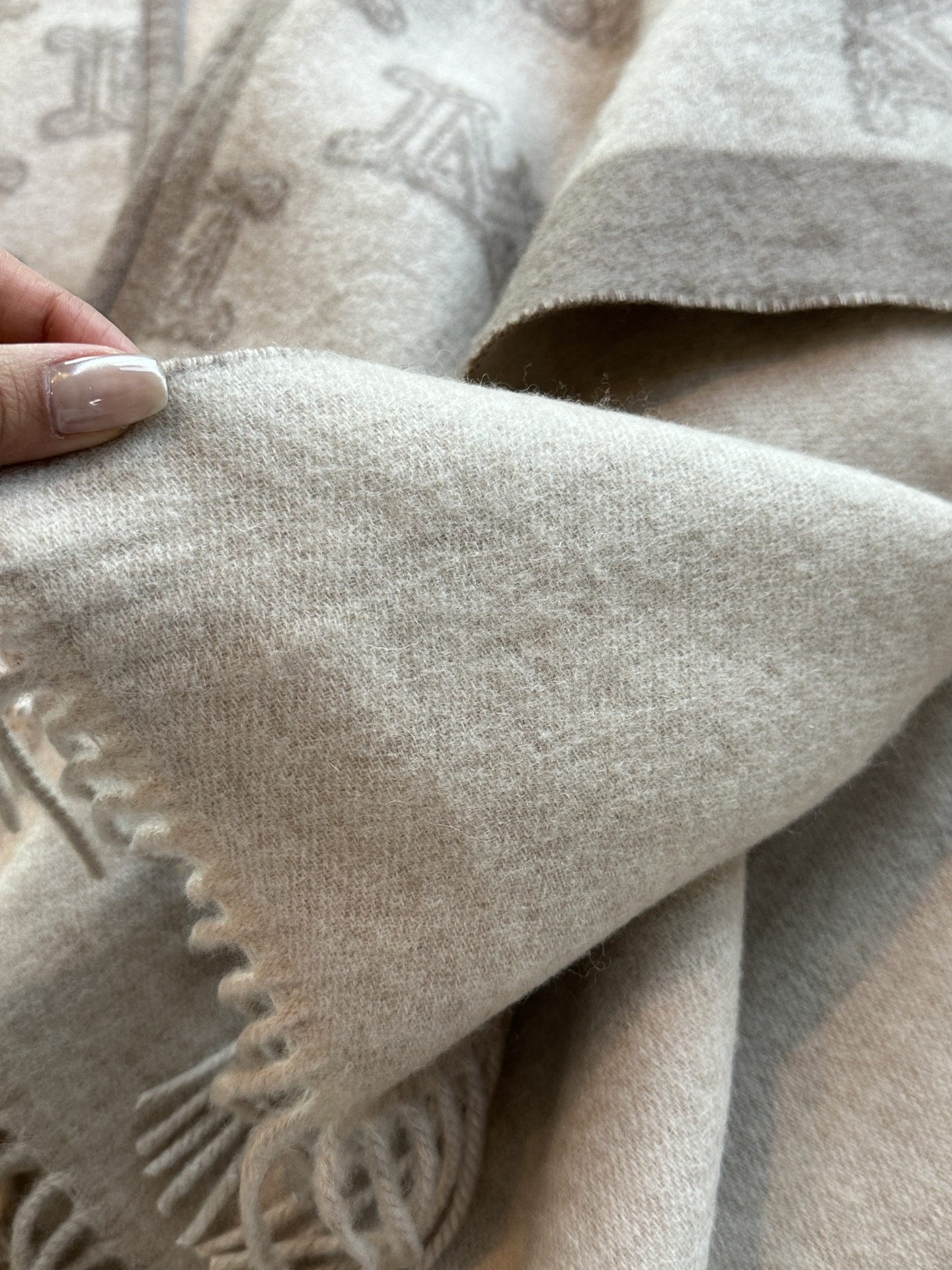 Shawl in a classic 'M' jacquard motif, featuring stitched bound edges - Comprehensive 8