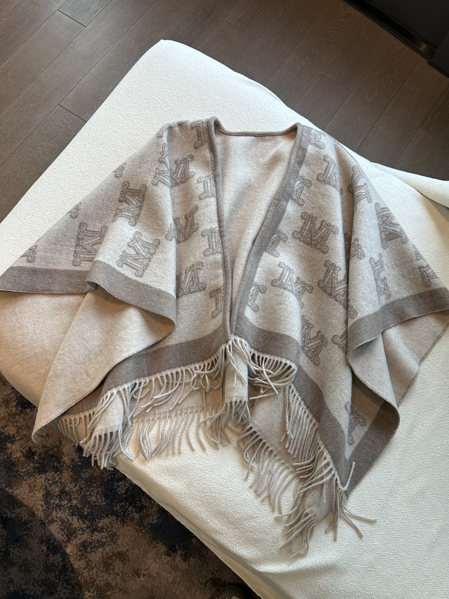 Shawl in a classic 'M' jacquard motif, featuring stitched bound edges - Comprehensive 4