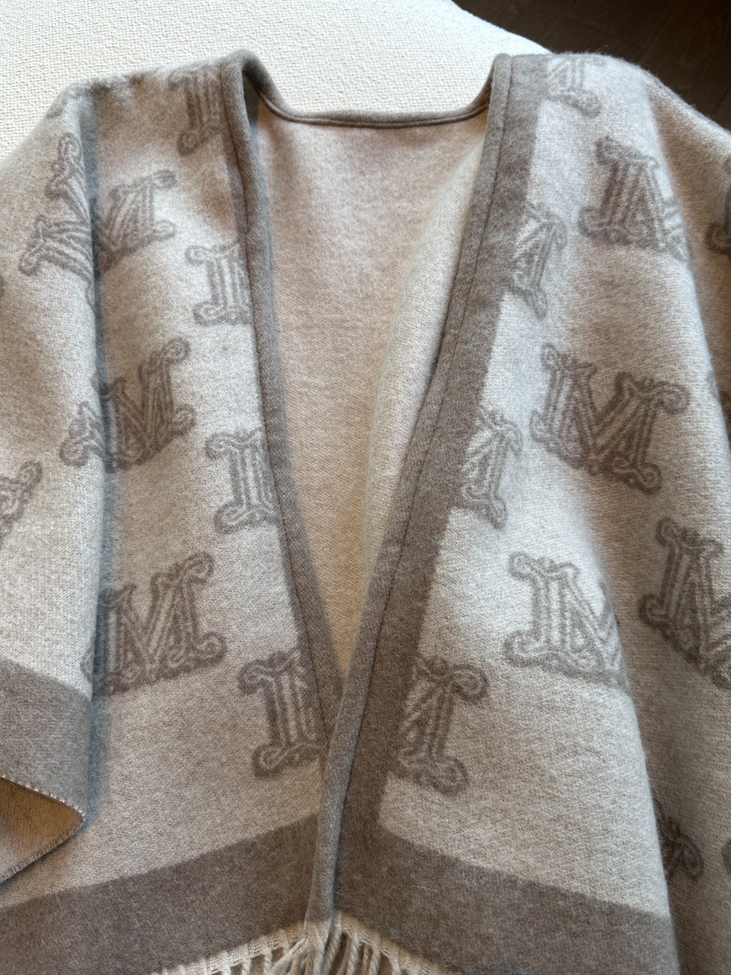 Shawl in a classic 'M' jacquard motif, featuring stitched bound edges - Comprehensive 7