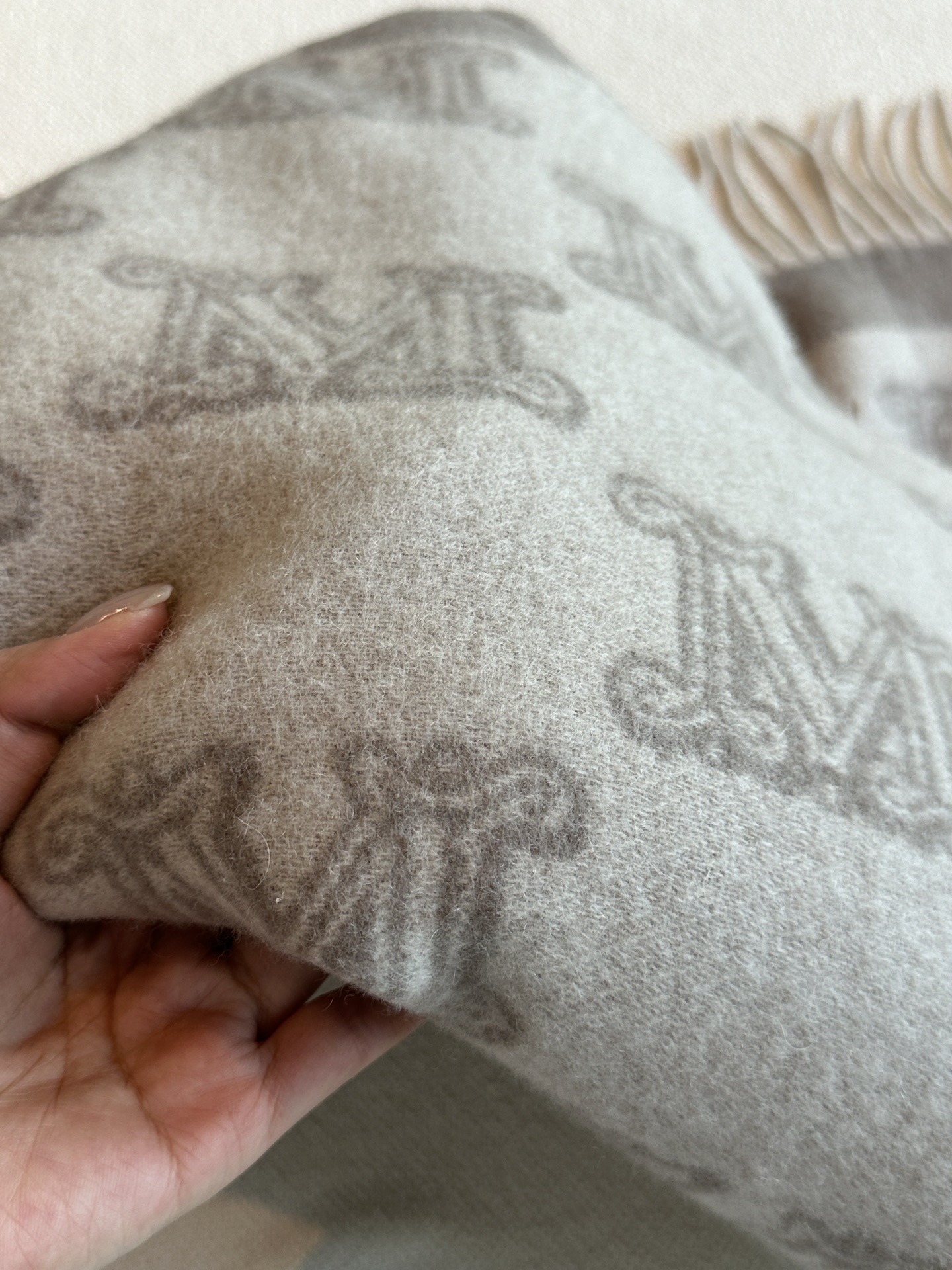 Shawl in a classic 'M' jacquard motif, featuring stitched bound edges - Comprehensive 9