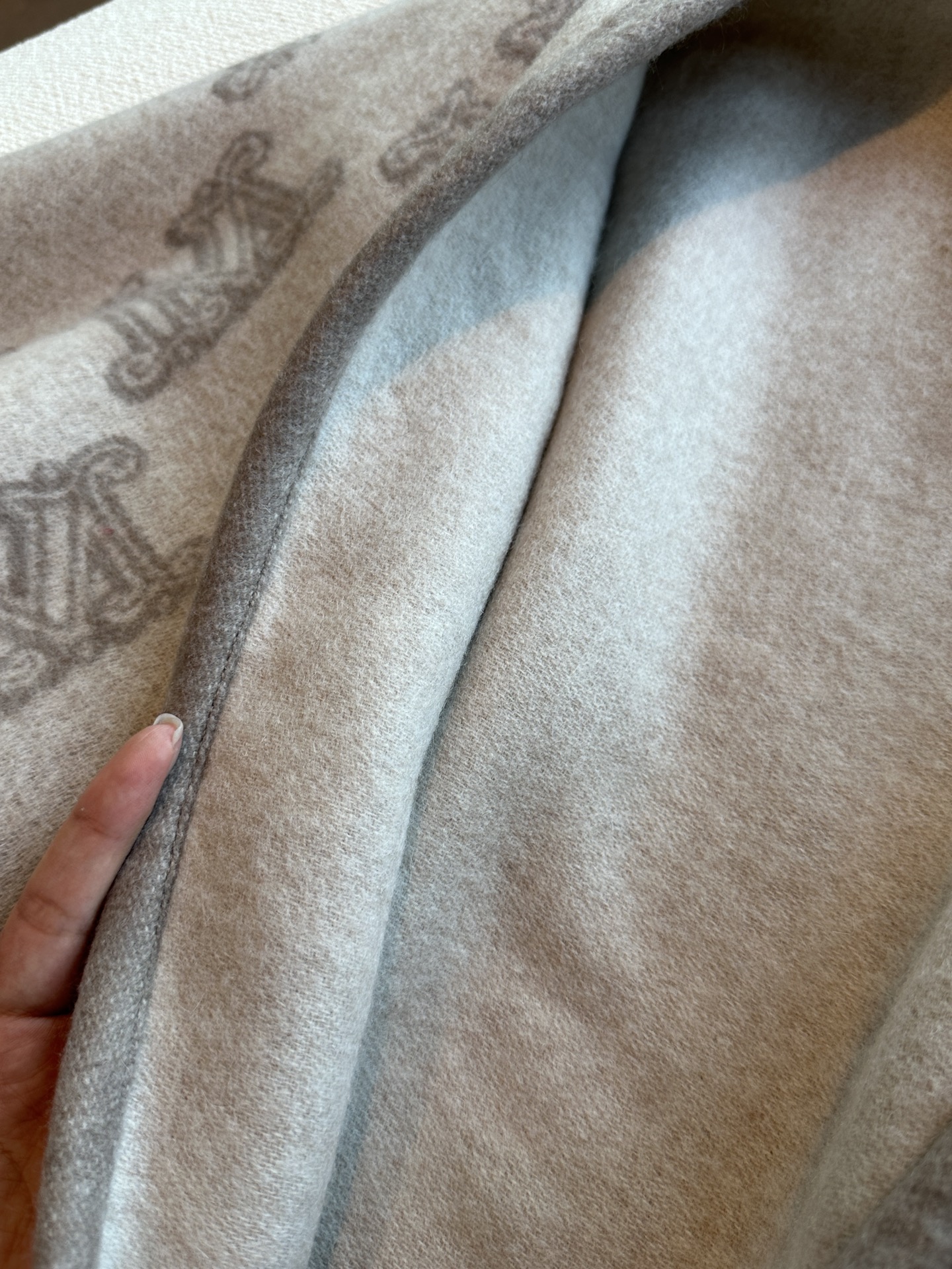 Shawl in a classic 'M' jacquard motif, featuring stitched bound edges - Comprehensive 6