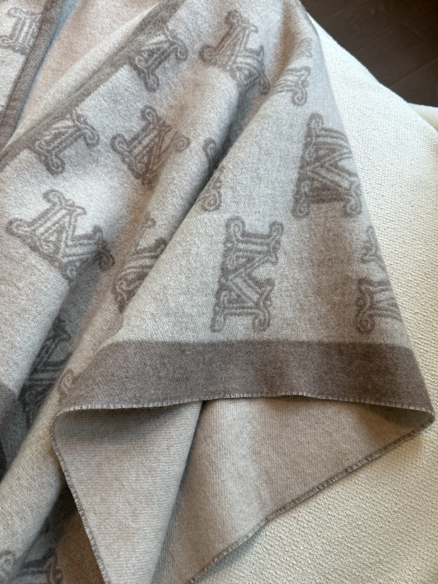 Shawl in a classic 'M' jacquard motif, featuring stitched bound edges - Comprehensive 5