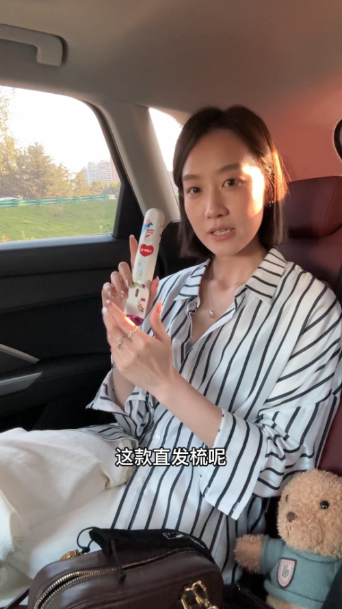 Sugiury Portable Hair Straightener Comb with 4000mAh Battery,White 1 Sugiury Portable Hair Straightener Comb with 4000mAh Battery,White