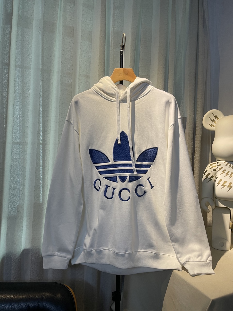 💰 140实拍图【顶级版本.官网品质】
#Gucci古驰##Adidas##联名刺绣#GuccixAdidas经典联名连帽卫衣
巨别市场通货,官方原版,定织定染米白色460g鱼鳞纹毛圈棉,手感松软细腻又比一般棉布料扎实,舒适透气不易变形,采用进口田岛刺绣机出品,针数高达4万9针,每件刺绣时长5小时,精密网版让绣花更为立体清晰细致,原版辅料一比一三标齐全,人工手缝织唛,还原专柜,官网品质巨别市场通货,欢迎对比
码数:XS - L
颜色:米白色