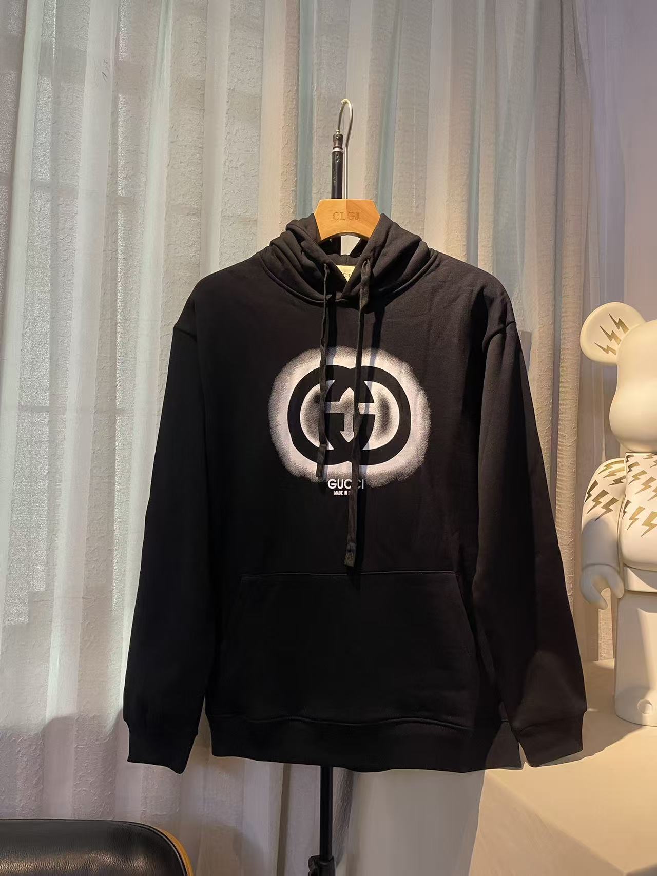 💰 140实拍图【顶级版本.官网品质】

#Gucci古驰##互扣式双G##涂鸦#Gucci2025早春男装系列倾情推出缀饰活力印花运动单品，高品质原版一比一，官方原版定制双纱纯棉大卫衣面料，克重460g，手感松软细腻又比一般棉布料扎实，舒适透气不易变形，采用进口纳米水浆印花，精密网版让印花更为立体清晰细致，区别市场通货，原版辅料一比一三标齐全，手缝织唛还原专柜，宽松版型，男女同款
码数：XS - L
颜色：黑色