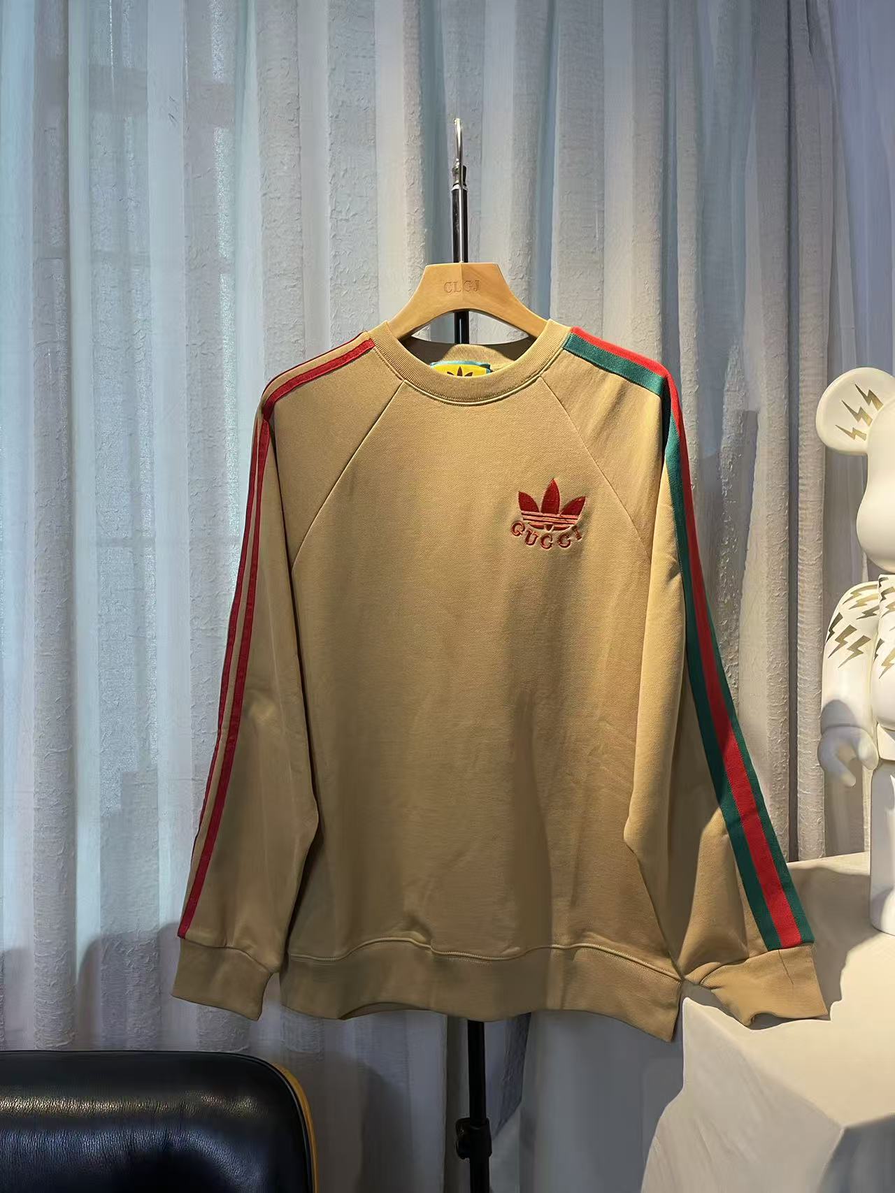 💰 120实拍图【顶级版本.官网品质】
#Gucci古驰##三条纹##Gucci x Adidas#撞色三条纹罗缎绣花联名款,区别市场通货,官方原版,定制32支双纱纯棉大卫衣面料,克重460g,手感松软细腻又比一般棉布料扎实,舒适透气不易变形,采用进口纳绣花机刺绣,精密网版让绣花更为立体清晰细致,原版辅料一比一三标齐全,人工手缝织唛,还原专柜,宽松版型,男女同款,官网品质
码数:XS - L
颜色:卡其色