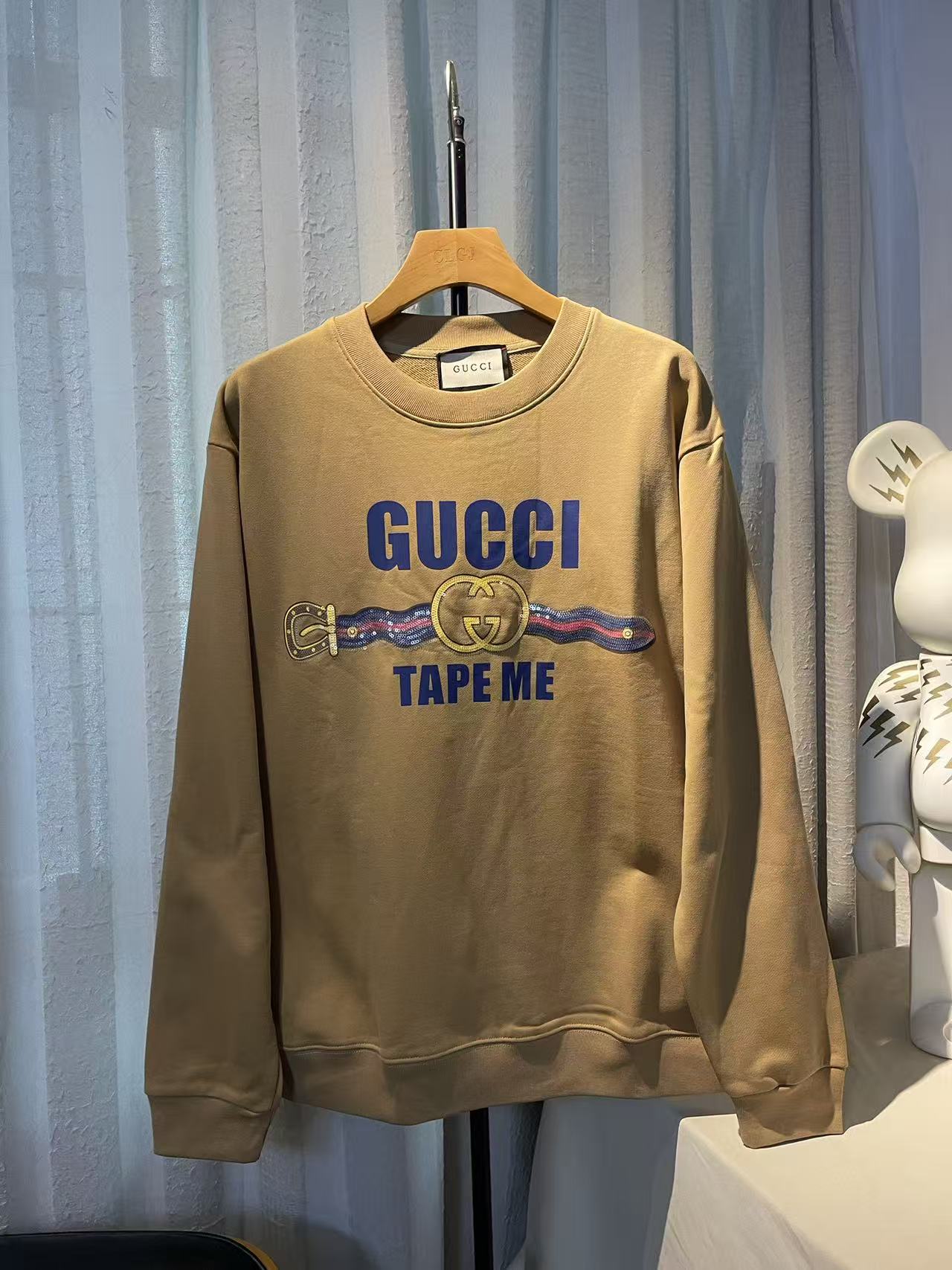 实拍图【顶级版本.官网品质】 #Gucci古驰##腰带印花##亮片#Gucci25最新腰带印花logo亮片刺绣款,官方原版,定制32支双纱纯棉大卫衣面料,克重460g,手感松软细腻又比一般棉布料扎实,舒适透气不易变形,采用进口纳米印花,精密网版让印花更为立体清晰细致,原版辅料一比一三标齐全,人工手缝织唛,还原专柜,区别市场通货,宽松版型,男女同款,官网品质 颜色:卡其色