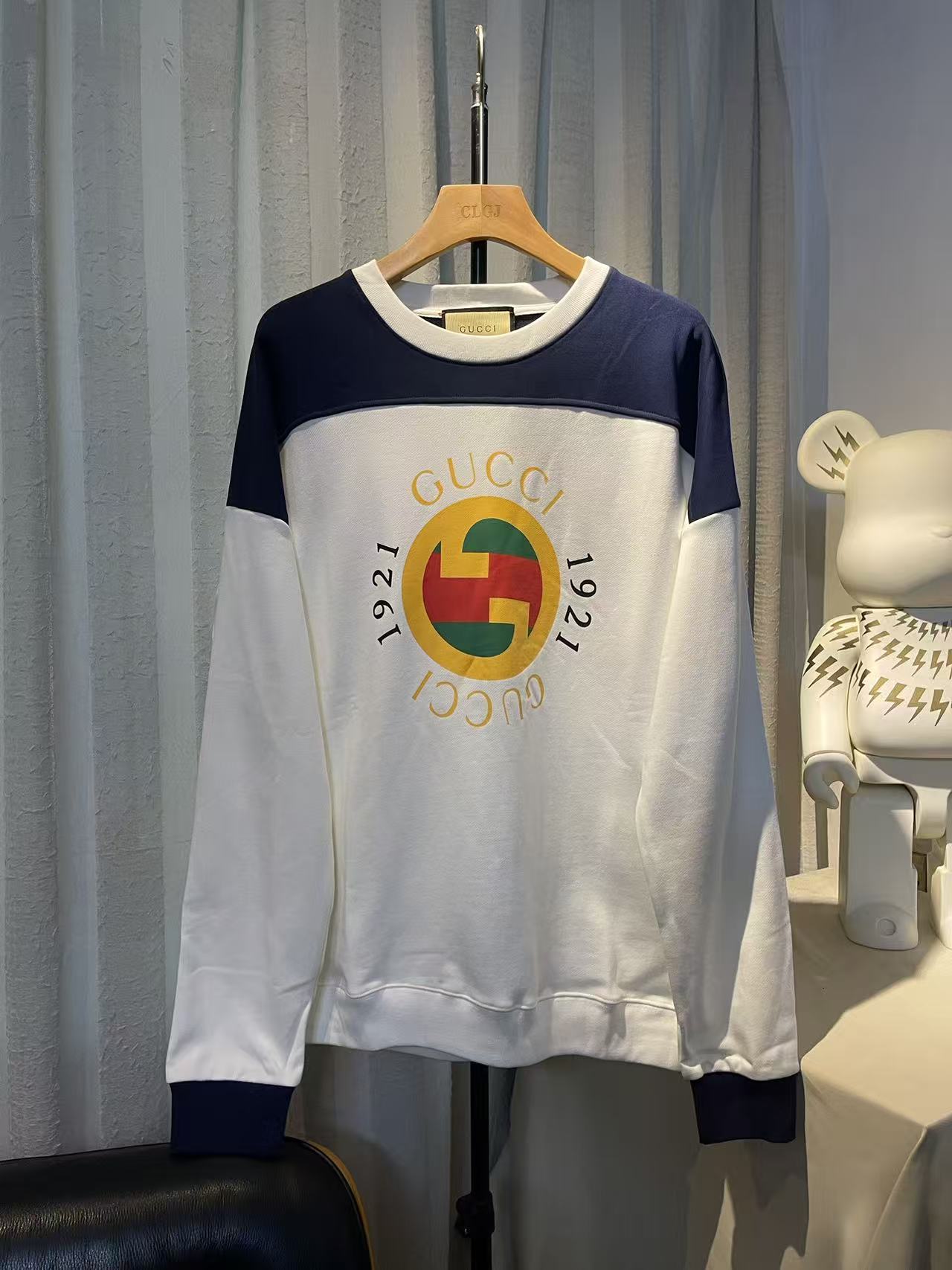 💰 120实拍图【顶级版本.官网品质】
#Gucci古驰##运动##复古#Gucci25最新拼接复古运动风格卫衣，官方原版,定制32支双纱纯棉大卫衣面料，克重460g，手感松软细腻又比一般棉布料扎实，舒适透气不易变形，采用进口纳米印花，精密网版让印花更为立体清晰细致，原版辅料一比一三标齐全，人工手缝织唛，还原专柜，区别市场通货，宽松版型，男女同款，官网品质
码数：XS - L
颜色：蓝白拼接