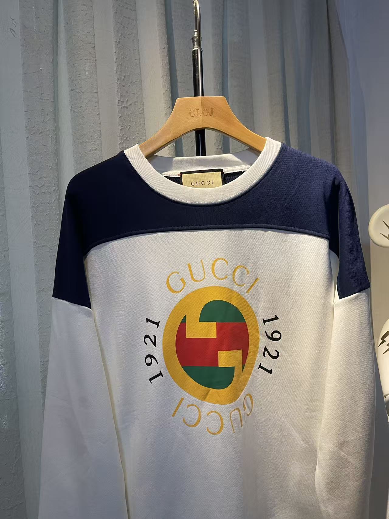 💰 120实拍图【顶级版本.官网品质】
#Gucci古驰##运动##复古#Gucci25最新拼接复古运动风格卫衣，官方原版,定制32支双纱纯棉大卫衣面料，克重460g，手感松软细腻又比一般棉布料扎实，舒适透气不易变形，采用进口纳米印花，精密网版让印花更为立体清晰细致，原版辅料一比一三标齐全，人工手缝织唛，还原专柜，区别市场通货，宽松版型，男女同款，官网品质
码数：XS - L
颜色：蓝白拼接