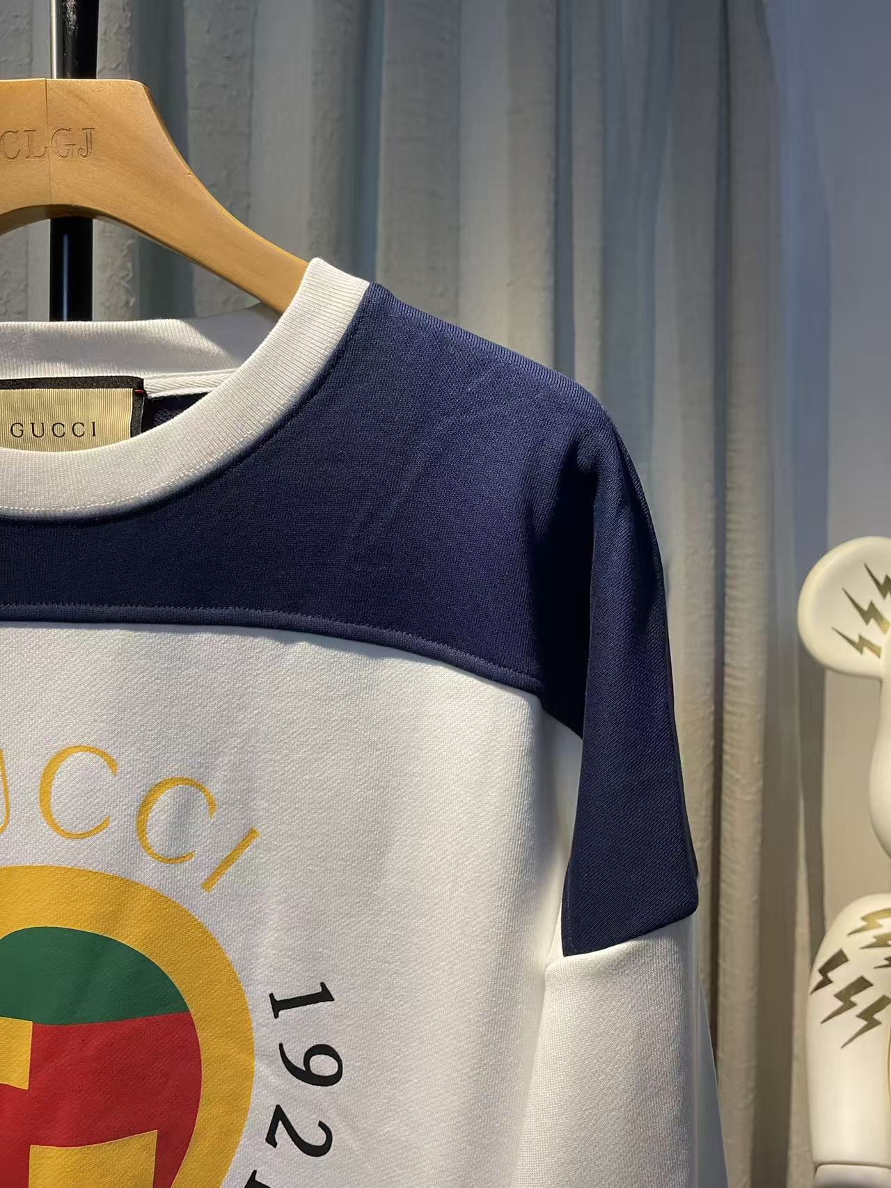 💰 120实拍图【顶级版本.官网品质】
#Gucci古驰##运动##复古#Gucci25最新拼接复古运动风格卫衣，官方原版,定制32支双纱纯棉大卫衣面料，克重460g，手感松软细腻又比一般棉布料扎实，舒适透气不易变形，采用进口纳米印花，精密网版让印花更为立体清晰细致，原版辅料一比一三标齐全，人工手缝织唛，还原专柜，区别市场通货，宽松版型，男女同款，官网品质
码数：XS - L
颜色：蓝白拼接